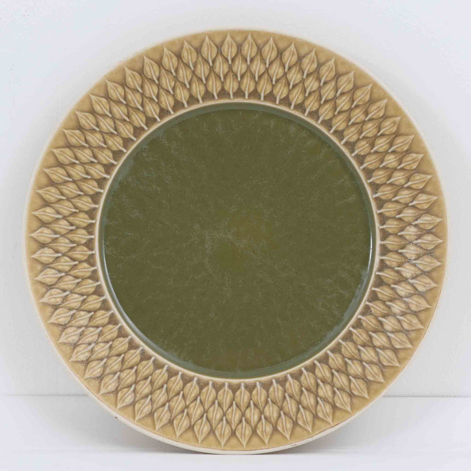 デンマークを代表するデザイナー、イェンス・H・クイストゴーによる「Relief（レリーフ）」シリーズのプレートです。一面に施されたレリーフ装飾が、自然の息吹を感じさせます。デンマークではスウェーデンやフィンランドの陶器メーカーと並んで今でも非常に人気のある商品となります。