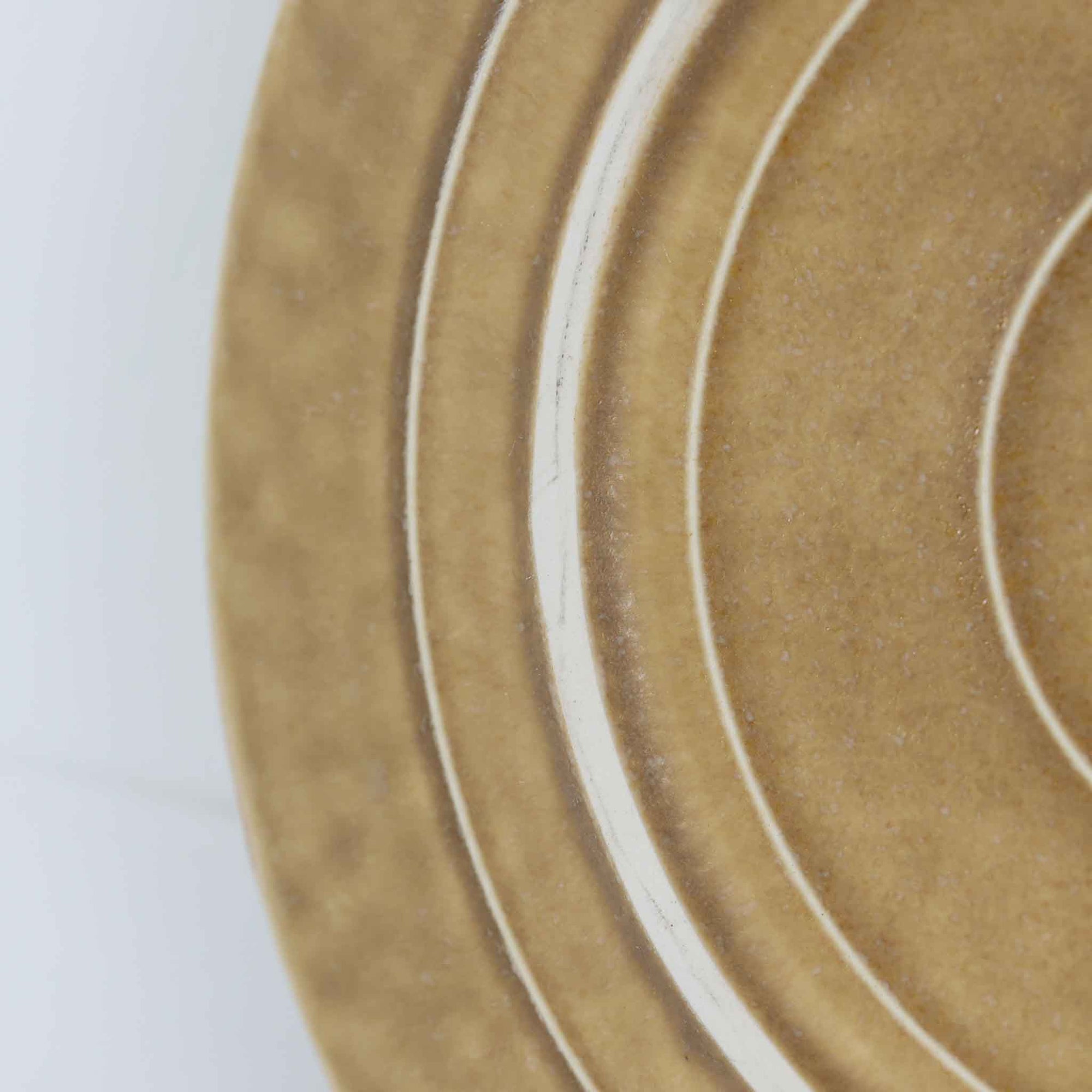 デンマークを代表するデザイナー、イェンス・H・クイストゴーによる「Relief（レリーフ）」シリーズのプレートです。一面に施されたレリーフ装飾が、自然の息吹を感じさせます。デンマークではスウェーデンやフィンランドの陶器メーカーと並んで今でも非常に人気のある商品となります。