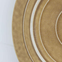 デンマークを代表するデザイナー、イェンス・H・クイストゴーによる「Relief（レリーフ）」シリーズのプレートです。一面に施されたレリーフ装飾が、自然の息吹を感じさせます。デンマークではスウェーデンやフィンランドの陶器メーカーと並んで今でも非常に人気のある商品となります。