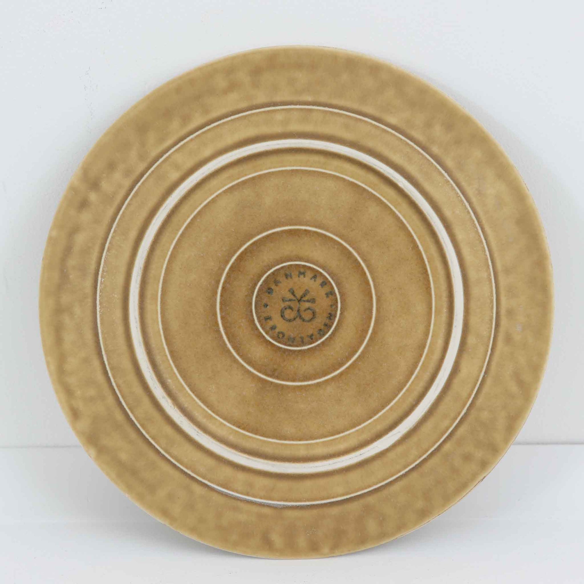 デンマークを代表するデザイナー、イェンス・H・クイストゴーによる「Relief（レリーフ）」シリーズのプレートです。一面に施されたレリーフ装飾が、自然の息吹を感じさせます。デンマークではスウェーデンやフィンランドの陶器メーカーと並んで今でも非常に人気のある商品となります。