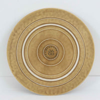 デンマークを代表するデザイナー、イェンス・H・クイストゴーによる「Relief（レリーフ）」シリーズのプレートです。一面に施されたレリーフ装飾が、自然の息吹を感じさせます。デンマークではスウェーデンやフィンランドの陶器メーカーと並んで今でも非常に人気のある商品となります。