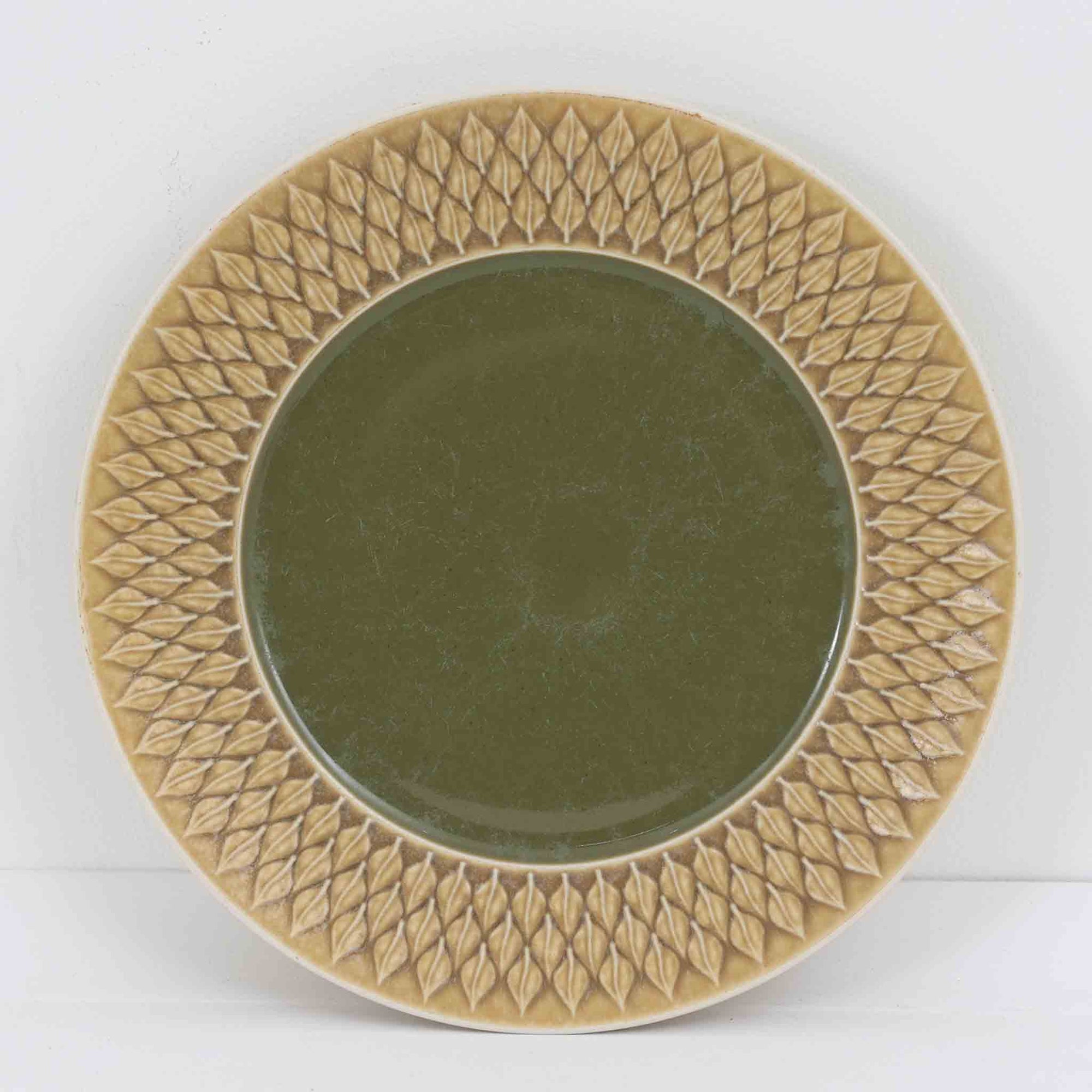 デンマークを代表するデザイナー、イェンス・H・クイストゴーによる「Relief（レリーフ）」シリーズのプレートです。一面に施されたレリーフ装飾が、自然の息吹を感じさせます。デンマークではスウェーデンやフィンランドの陶器メーカーと並んで今でも非常に人気のある商品となります。