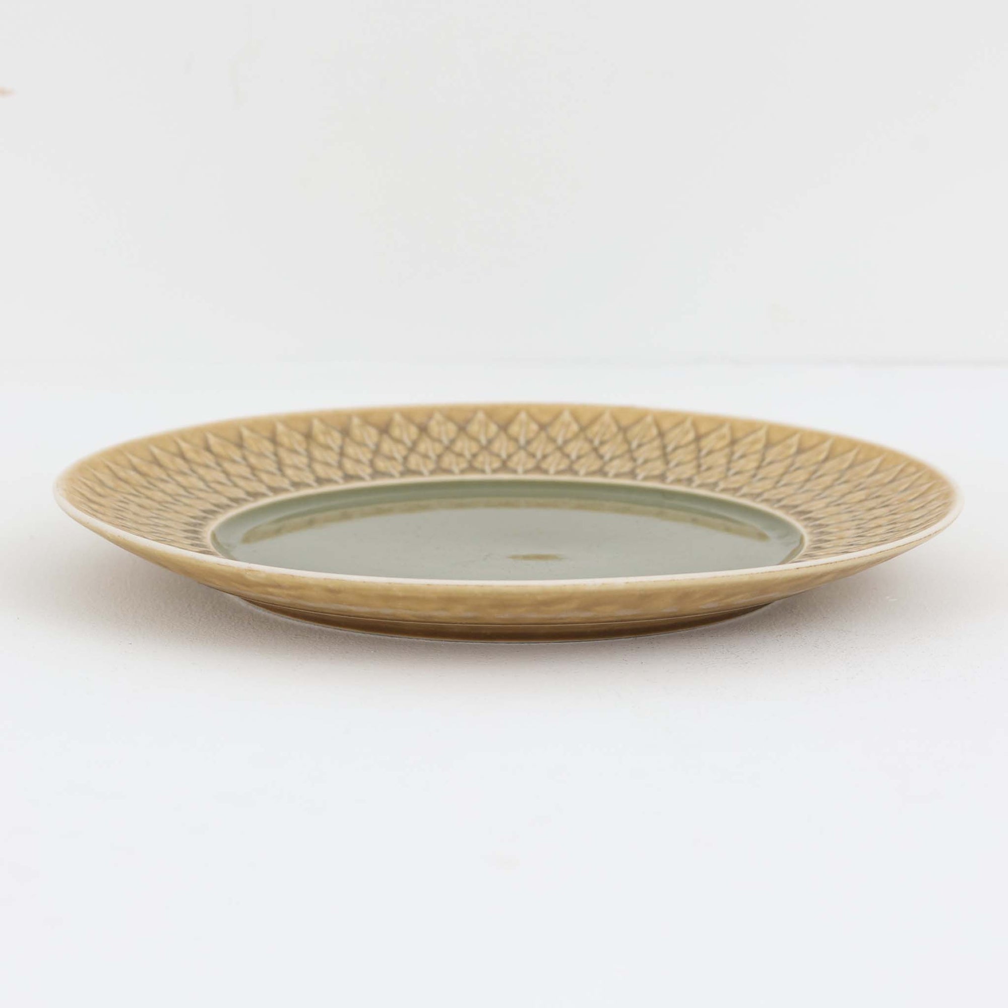 デンマークを代表するデザイナー、イェンス・H・クイストゴーによる「Relief（レリーフ）」シリーズのプレートです。一面に施されたレリーフ装飾が、自然の息吹を感じさせます。デンマークではスウェーデンやフィンランドの陶器メーカーと並んで今でも非常に人気のある商品となります。