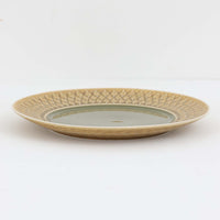 デンマークを代表するデザイナー、イェンス・H・クイストゴーによる「Relief（レリーフ）」シリーズのプレートです。一面に施されたレリーフ装飾が、自然の息吹を感じさせます。デンマークではスウェーデンやフィンランドの陶器メーカーと並んで今でも非常に人気のある商品となります。