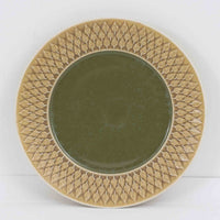 デンマークを代表するデザイナー、イェンス・H・クイストゴーによる「Relief（レリーフ）」シリーズのプレートです。一面に施されたレリーフ装飾が、自然の息吹を感じさせます。デンマークではスウェーデンやフィンランドの陶器メーカーと並んで今でも非常に人気のある商品となります。