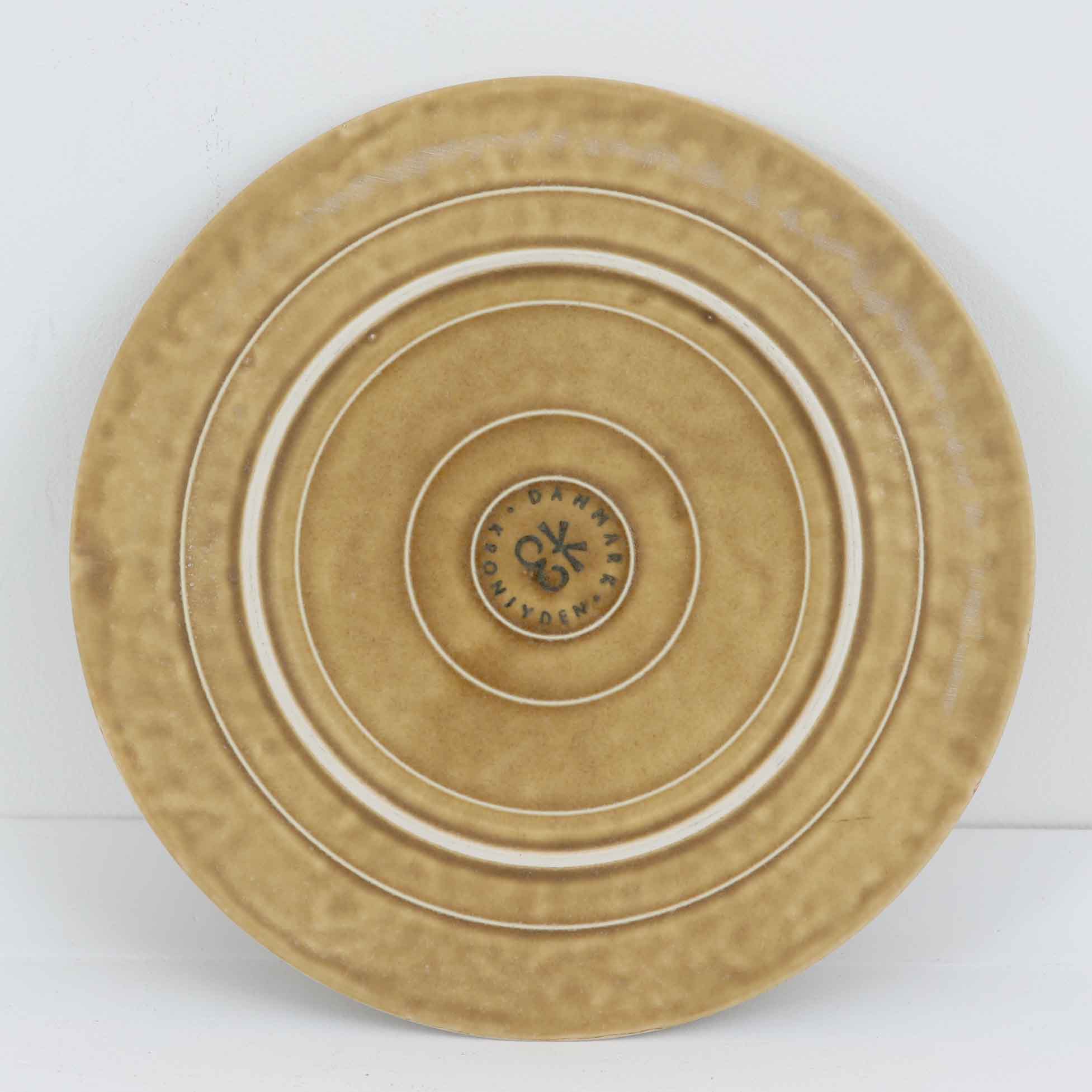 デンマークを代表するデザイナー、イェンス・H・クイストゴーによる「Relief（レリーフ）」シリーズのプレートです。一面に施されたレリーフ装飾が、自然の息吹を感じさせます。デンマークではスウェーデンやフィンランドの陶器メーカーと並んで今でも非常に人気のある商品となります。