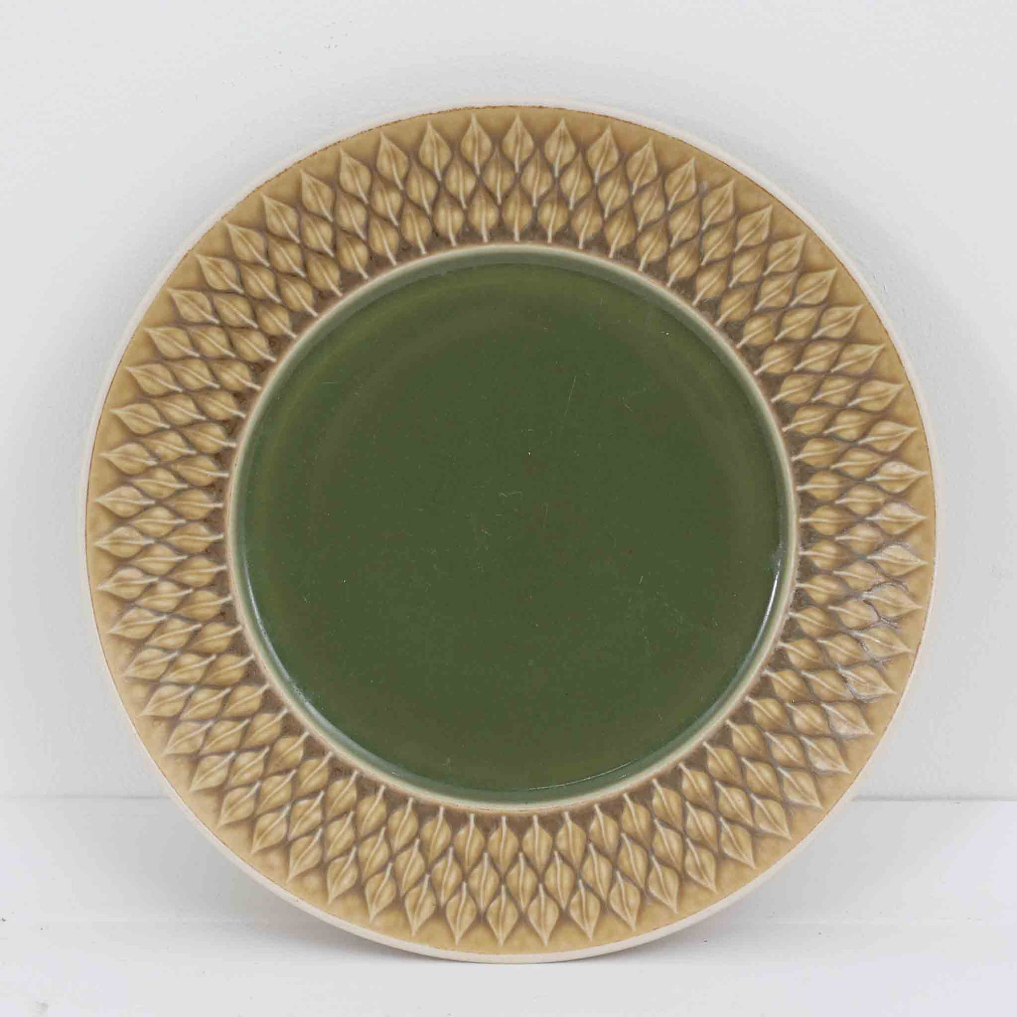 デンマークを代表するデザイナー、イェンス・H・クイストゴーによる「Relief（レリーフ）」シリーズのプレートです。一面に施されたレリーフ装飾が、自然の息吹を感じさせます。デンマークではスウェーデンやフィンランドの陶器メーカーと並んで今でも非常に人気のある商品となります。