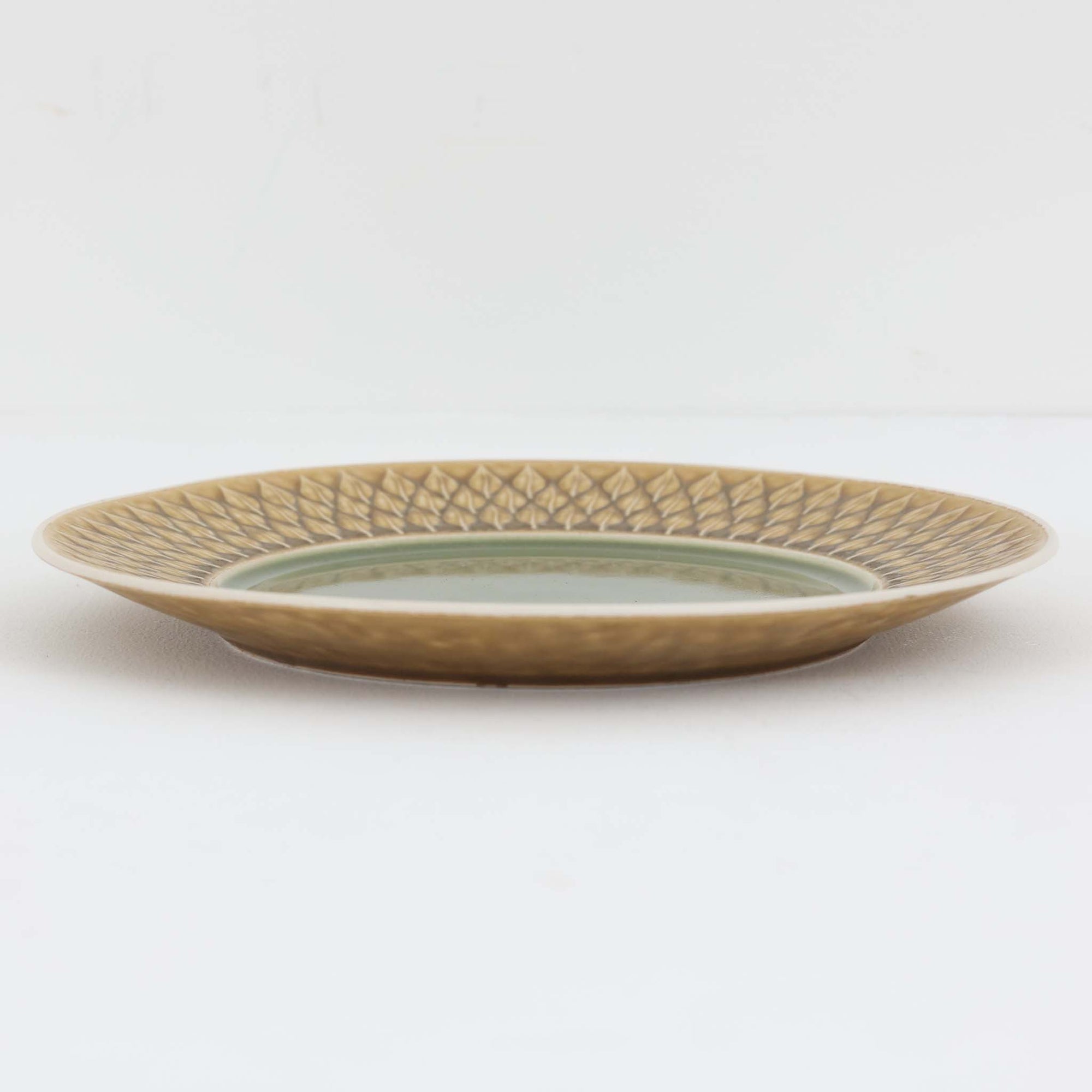 デンマークを代表するデザイナー、イェンス・H・クイストゴーによる「Relief（レリーフ）」シリーズのプレートです。一面に施されたレリーフ装飾が、自然の息吹を感じさせます。デンマークではスウェーデンやフィンランドの陶器メーカーと並んで今でも非常に人気のある商品となります。