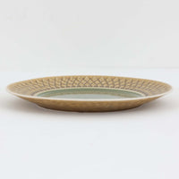 デンマークを代表するデザイナー、イェンス・H・クイストゴーによる「Relief（レリーフ）」シリーズのプレートです。一面に施されたレリーフ装飾が、自然の息吹を感じさせます。デンマークではスウェーデンやフィンランドの陶器メーカーと並んで今でも非常に人気のある商品となります。