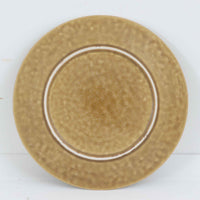 デンマークを代表するデザイナー、イェンス・H・クイストゴーによる「Relief（レリーフ）」シリーズのプレートです。一面に施されたレリーフ装飾が、自然の息吹を感じさせます。デンマークではスウェーデンやフィンランドの陶器メーカーと並んで今でも非常に人気のある商品となります。