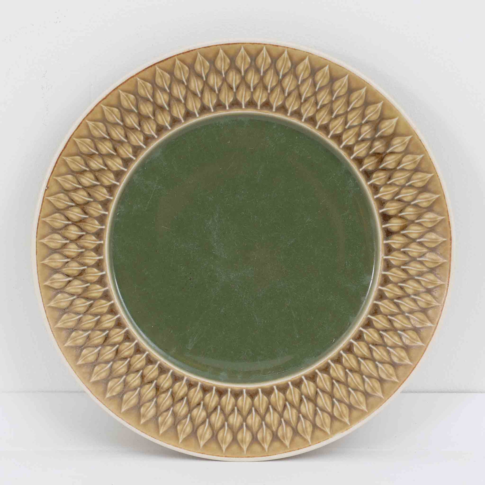 デンマークを代表するデザイナー、イェンス・H・クイストゴーによる「Relief（レリーフ）」シリーズのプレートです。一面に施されたレリーフ装飾が、自然の息吹を感じさせます。デンマークではスウェーデンやフィンランドの陶器メーカーと並んで今でも非常に人気のある商品となります。