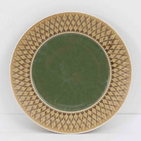 デンマークを代表するデザイナー、イェンス・H・クイストゴーによる「Relief（レリーフ）」シリーズのプレートです。一面に施されたレリーフ装飾が、自然の息吹を感じさせます。デンマークではスウェーデンやフィンランドの陶器メーカーと並んで今でも非常に人気のある商品となります。