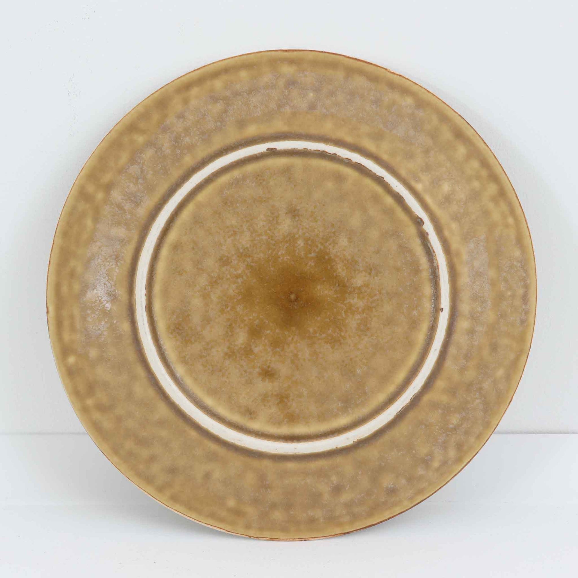 デンマークを代表するデザイナー、イェンス・H・クイストゴーによる「Relief（レリーフ）」シリーズのプレートです。一面に施されたレリーフ装飾が、自然の息吹を感じさせます。デンマークではスウェーデンやフィンランドの陶器メーカーと並んで今でも非常に人気のある商品となります。