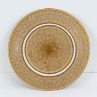 デンマークを代表するデザイナー、イェンス・H・クイストゴーによる「Relief（レリーフ）」シリーズのプレートです。一面に施されたレリーフ装飾が、自然の息吹を感じさせます。デンマークではスウェーデンやフィンランドの陶器メーカーと並んで今でも非常に人気のある商品となります。