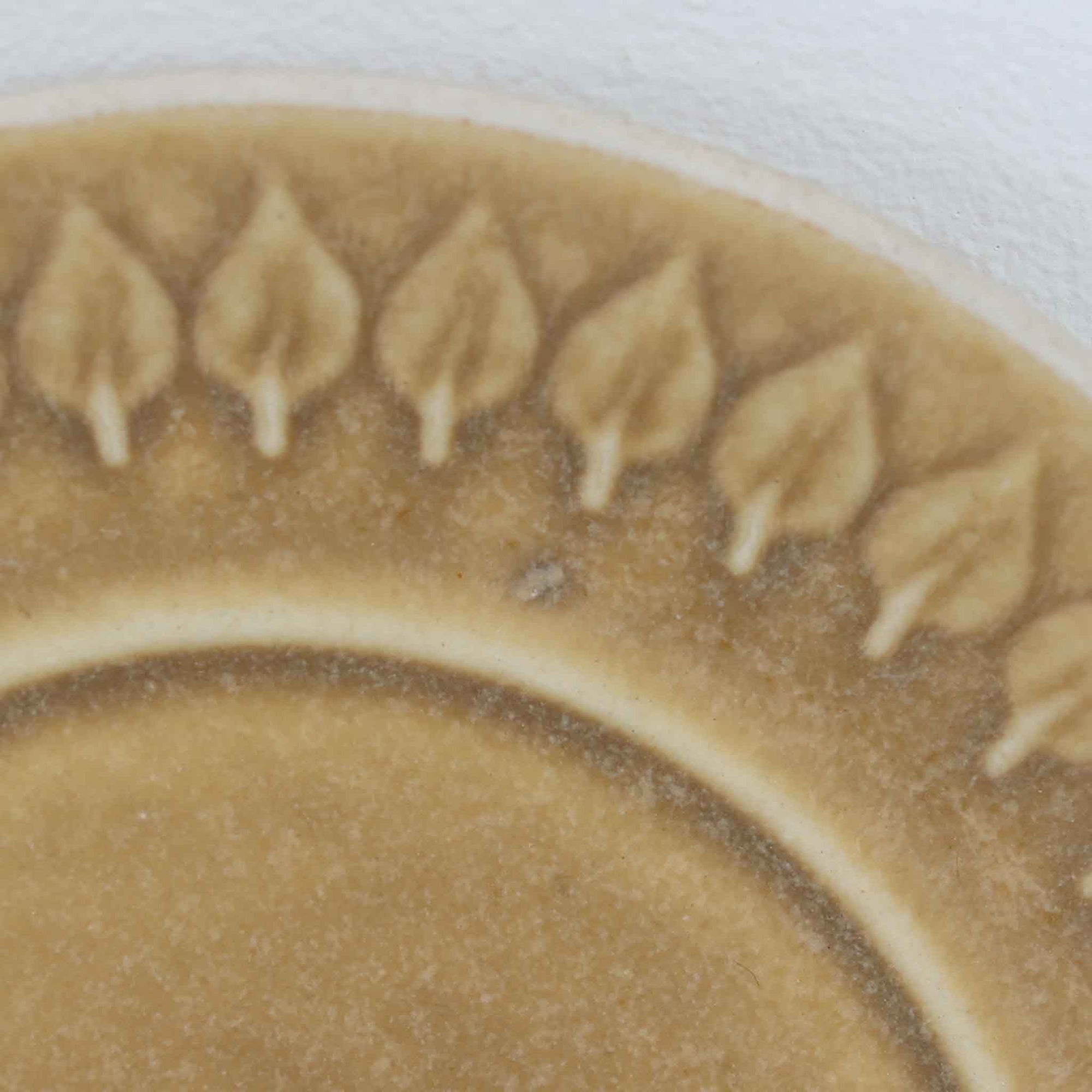 デンマークを代表するデザイナー、イェンス・H・クイストゴーによる「Relief（レリーフ）」シリーズのヴィンテージカップ&amp;ソーサーです。マットなベージュ釉薬に丹念に浮かび上がる葉や木々の〈レリーフ〉装飾が印象的です。素朴で温もりある厚みのあるフォルムは、北欧の静かな森の風景を感じさせます。デンマークではスウェーデンやフィンランドの陶器メーカーと並んで今でも非常に人気のある商品となります。