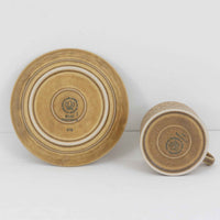 デンマークを代表するデザイナー、イェンス・H・クイストゴーによる「Relief（レリーフ）」シリーズのヴィンテージカップ&ソーサーです。マットなベージュ釉薬に丹念に浮かび上がる葉や木々の〈レリーフ〉装飾が印象的です。素朴で温もりある厚みのあるフォルムは、北欧の静かな森の風景を感じさせます。デンマークではスウェーデンやフィンランドの陶器メーカーと並んで今でも非常に人気のある商品となります。