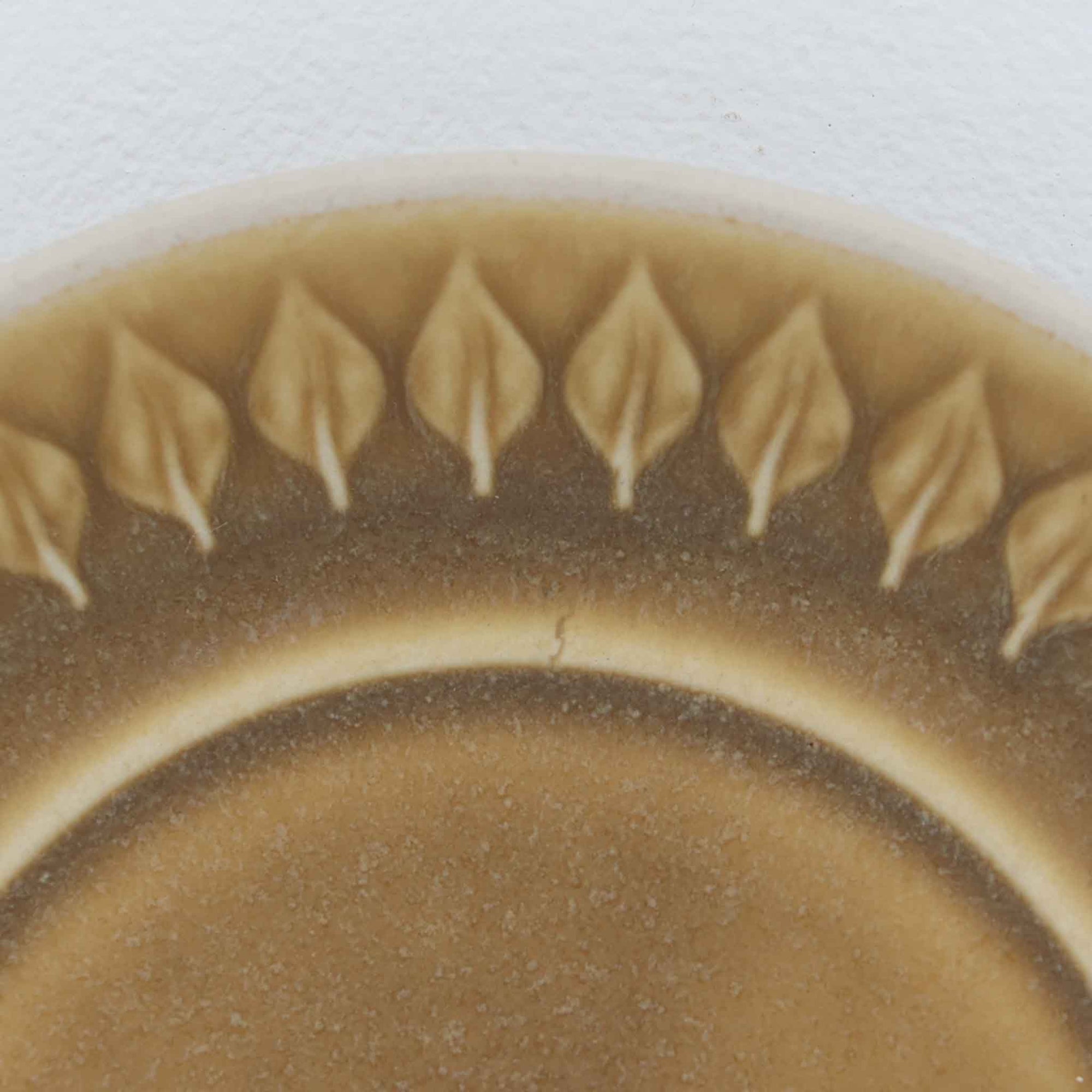 デンマークを代表するデザイナー、イェンス・H・クイストゴーによる「Relief（レリーフ）」シリーズのヴィンテージカップ&ソーサーです。マットなベージュ釉薬に丹念に浮かび上がる葉や木々の〈レリーフ〉装飾が印象的です。素朴で温もりある厚みのあるフォルムは、北欧の静かな森の風景を感じさせます。デンマークではスウェーデンやフィンランドの陶器メーカーと並んで今でも非常に人気のある商品となります。