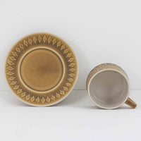 デンマークを代表するデザイナー、イェンス・H・クイストゴーによる「Relief（レリーフ）」シリーズのヴィンテージカップ&ソーサーです。マットなベージュ釉薬に丹念に浮かび上がる葉や木々の〈レリーフ〉装飾が印象的です。素朴で温もりある厚みのあるフォルムは、北欧の静かな森の風景を感じさせます。デンマークではスウェーデンやフィンランドの陶器メーカーと並んで今でも非常に人気のある商品となります。