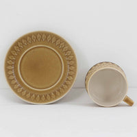 デンマークを代表するデザイナー、イェンス・H・クイストゴーによる「Relief（レリーフ）」シリーズのヴィンテージカップ&ソーサーです。マットなベージュ釉薬に丹念に浮かび上がる葉や木々の〈レリーフ〉装飾が印象的です。素朴で温もりある厚みのあるフォルムは、北欧の静かな森の風景を感じさせます。デンマークではスウェーデンやフィンランドの陶器メーカーと並んで今でも非常に人気のある商品となります。