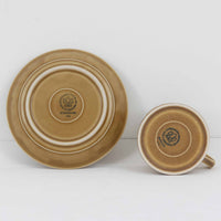 デンマークを代表するデザイナー、イェンス・H・クイストゴーによる「Relief（レリーフ）」シリーズのヴィンテージカップ&ソーサーです。マットなベージュ釉薬に丹念に浮かび上がる葉や木々の〈レリーフ〉装飾が印象的です。素朴で温もりある厚みのあるフォルムは、北欧の静かな森の風景を感じさせます。デンマークではスウェーデンやフィンランドの陶器メーカーと並んで今でも非常に人気のある商品となります。