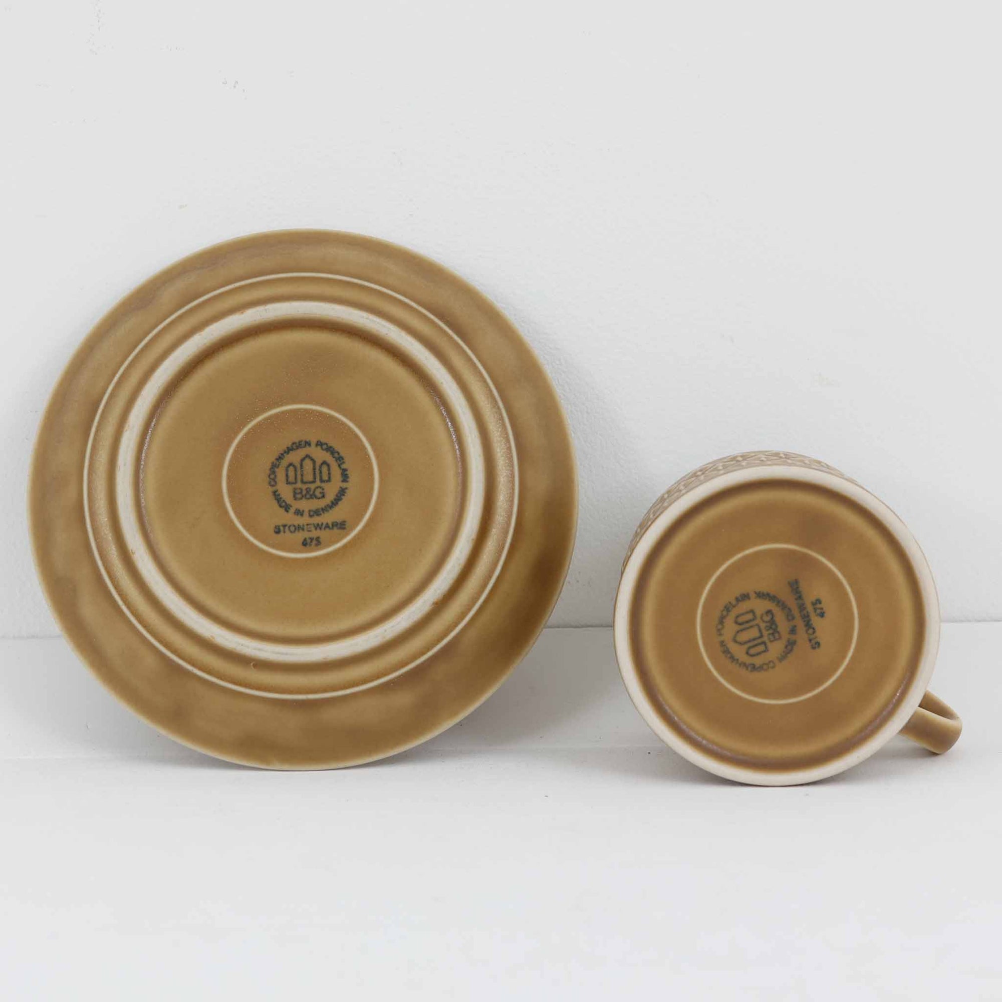 デンマークを代表するデザイナー、イェンス・H・クイストゴーによる「Relief（レリーフ）」シリーズのヴィンテージカップ&amp;ソーサーです。マットなベージュ釉薬に丹念に浮かび上がる葉や木々の〈レリーフ〉装飾が印象的です。素朴で温もりある厚みのあるフォルムは、北欧の静かな森の風景を感じさせます。デンマークではスウェーデンやフィンランドの陶器メーカーと並んで今でも非常に人気のある商品となります。
