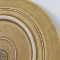 デンマークを代表するデザイナー、イェンス・H・クイストゴーによる「Relief（レリーフ）」シリーズのヴィンテージカップ&ソーサーです。マットなベージュ釉薬に丹念に浮かび上がる葉や木々の〈レリーフ〉装飾が印象的です。素朴で温もりある厚みのあるフォルムは、北欧の静かな森の風景を感じさせます。デンマークではスウェーデンやフィンランドの陶器メーカーと並んで今でも非常に人気のある商品となります。