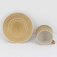 デンマークを代表するデザイナー、イェンス・H・クイストゴーによる「Relief（レリーフ）」シリーズのヴィンテージカップ&ソーサーです。マットなベージュ釉薬に丹念に浮かび上がる葉や木々の〈レリーフ〉装飾が印象的です。素朴で温もりある厚みのあるフォルムは、北欧の静かな森の風景を感じさせます。デンマークではスウェーデンやフィンランドの陶器メーカーと並んで今でも非常に人気のある商品となります。