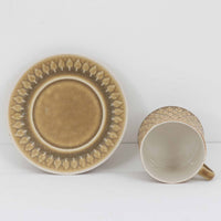 デンマークを代表するデザイナー、イェンス・H・クイストゴーによる「Relief（レリーフ）」シリーズのヴィンテージカップ&ソーサーです。マットなベージュ釉薬に丹念に浮かび上がる葉や木々の〈レリーフ〉装飾が印象的です。素朴で温もりある厚みのあるフォルムは、北欧の静かな森の風景を感じさせます。デンマークではスウェーデンやフィンランドの陶器メーカーと並んで今でも非常に人気のある商品となります。