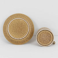 デンマークを代表するデザイナー、イェンス・H・クイストゴーによる「Relief（レリーフ）」シリーズのヴィンテージカップ&ソーサーです。マットなベージュ釉薬に丹念に浮かび上がる葉や木々の〈レリーフ〉装飾が印象的です。素朴で温もりある厚みのあるフォルムは、北欧の静かな森の風景を感じさせます。デンマークではスウェーデンやフィンランドの陶器メーカーと並んで今でも非常に人気のある商品となります。