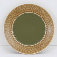 デンマークを代表するデザイナー、イェンス・H・クイストゴーによる「Relief（レリーフ）」シリーズのプレートです。一面に施されたレリーフ装飾が、自然の息吹を感じさせます。デンマークではスウェーデンやフィンランドの陶器メーカーと並んで今でも非常に人気のある商品となります。