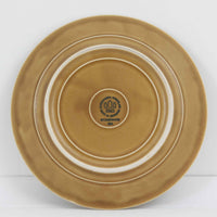 デンマークを代表するデザイナー、イェンス・H・クイストゴーによる「Relief（レリーフ）」シリーズのプレートです。一面に施されたレリーフ装飾が、自然の息吹を感じさせます。デンマークではスウェーデンやフィンランドの陶器メーカーと並んで今でも非常に人気のある商品となります。