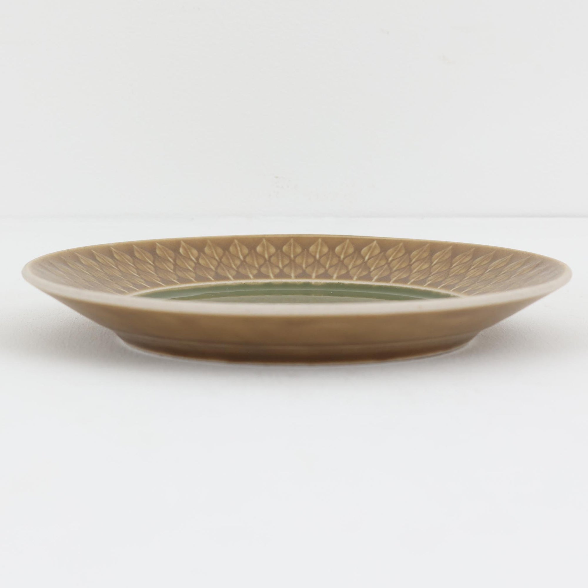 デンマークを代表するデザイナー、イェンス・H・クイストゴーによる「Relief（レリーフ）」シリーズのプレートです。一面に施されたレリーフ装飾が、自然の息吹を感じさせます。デンマークではスウェーデンやフィンランドの陶器メーカーと並んで今でも非常に人気のある商品となります。