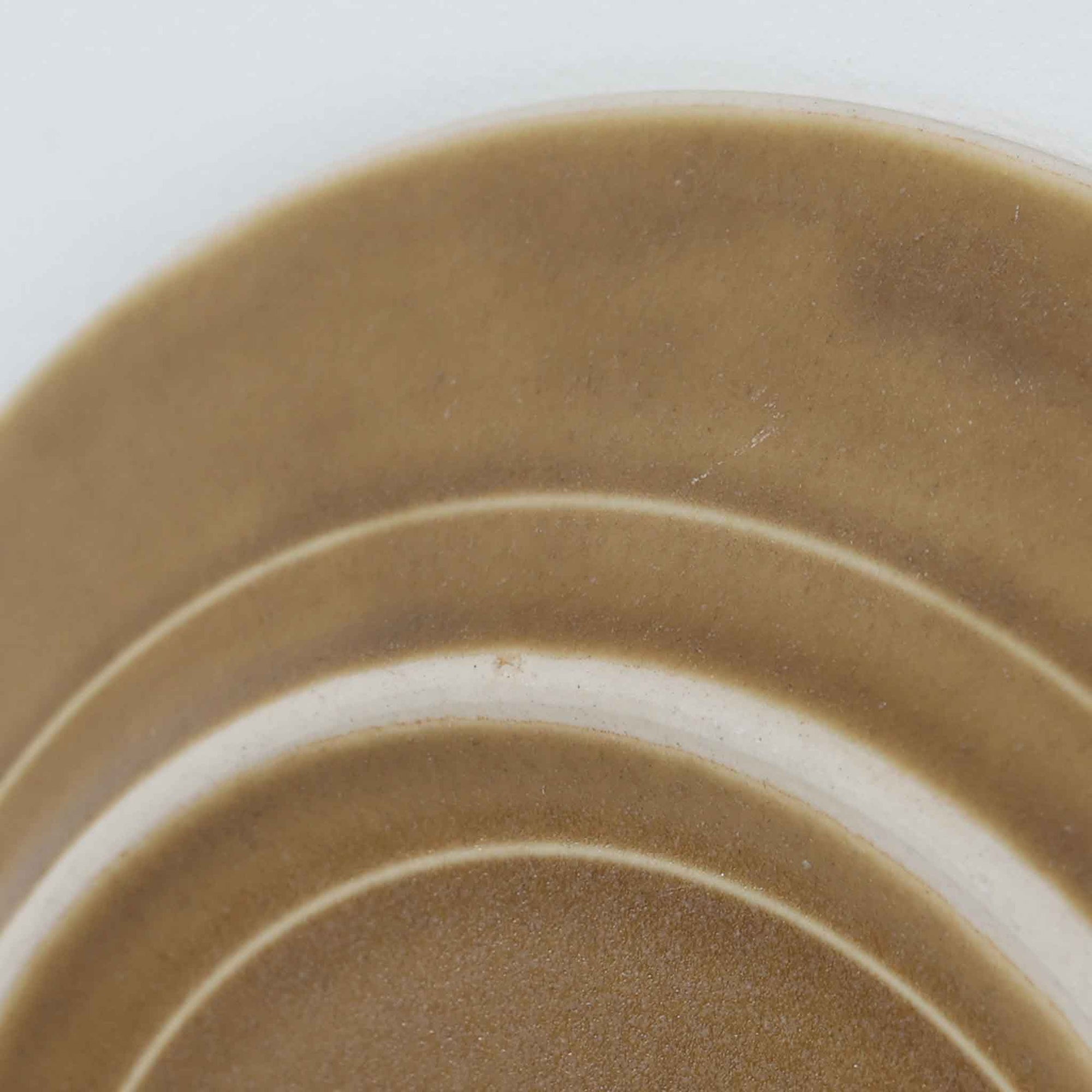 デンマークを代表するデザイナー、イェンス・H・クイストゴーによる「Relief（レリーフ）」シリーズのプレートです。一面に施されたレリーフ装飾が、自然の息吹を感じさせます。デンマークではスウェーデンやフィンランドの陶器メーカーと並んで今でも非常に人気のある商品となります。