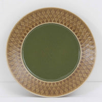 デンマークを代表するデザイナー、イェンス・H・クイストゴーによる「Relief（レリーフ）」シリーズのプレートです。一面に施されたレリーフ装飾が、自然の息吹を感じさせます。デンマークではスウェーデンやフィンランドの陶器メーカーと並んで今でも非常に人気のある商品となります。