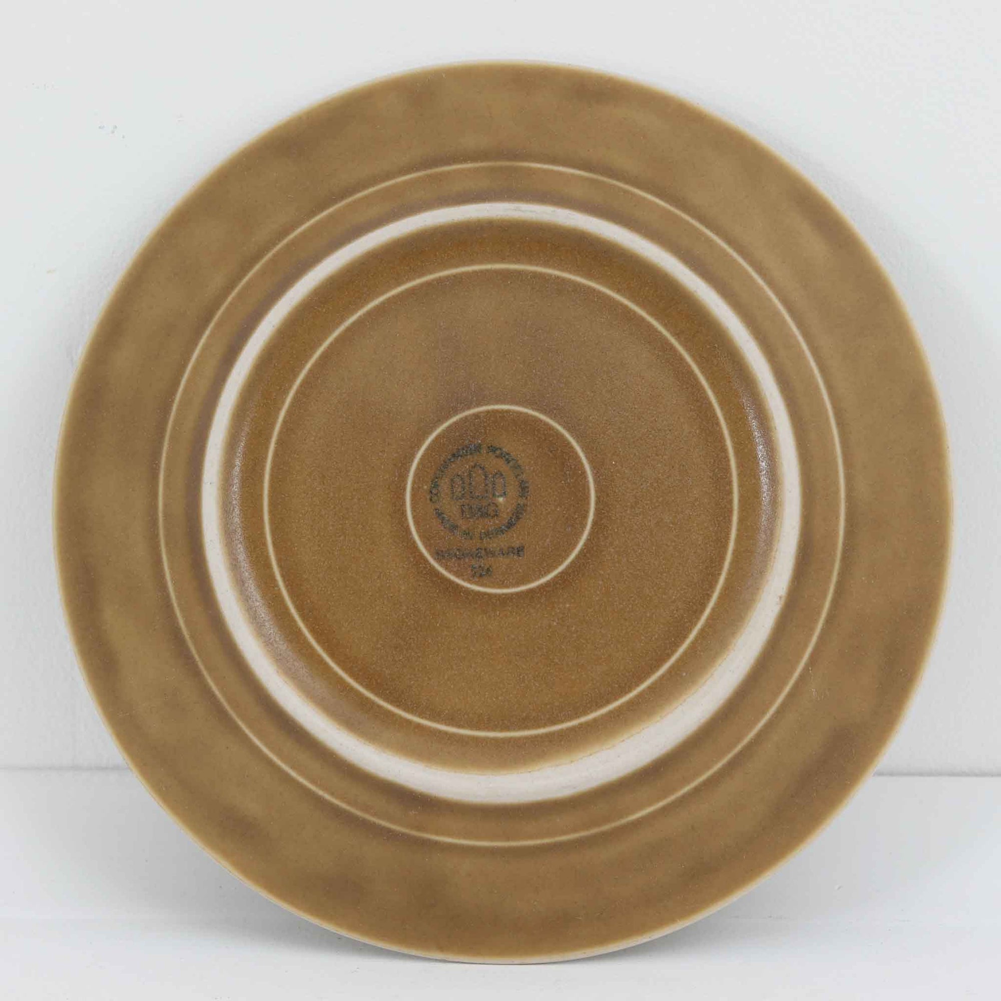 デンマークを代表するデザイナー、イェンス・H・クイストゴーによる「Relief（レリーフ）」シリーズのプレートです。一面に施されたレリーフ装飾が、自然の息吹を感じさせます。デンマークではスウェーデンやフィンランドの陶器メーカーと並んで今でも非常に人気のある商品となります。