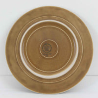 デンマークを代表するデザイナー、イェンス・H・クイストゴーによる「Relief（レリーフ）」シリーズのプレートです。一面に施されたレリーフ装飾が、自然の息吹を感じさせます。デンマークではスウェーデンやフィンランドの陶器メーカーと並んで今でも非常に人気のある商品となります。