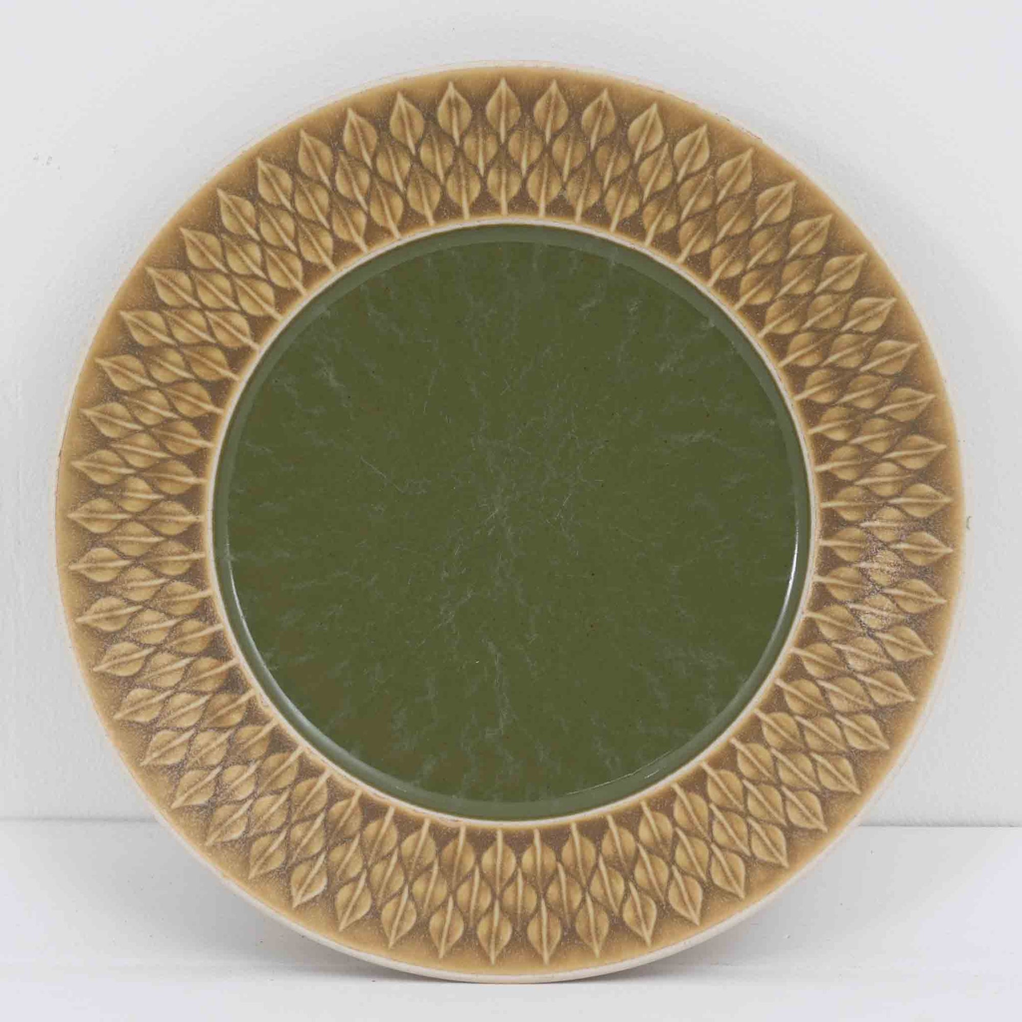 デンマークを代表するデザイナー、イェンス・H・クイストゴーによる「Relief（レリーフ）」シリーズのプレートです。一面に施されたレリーフ装飾が、自然の息吹を感じさせます。デンマークではスウェーデンやフィンランドの陶器メーカーと並んで今でも非常に人気のある商品となります。