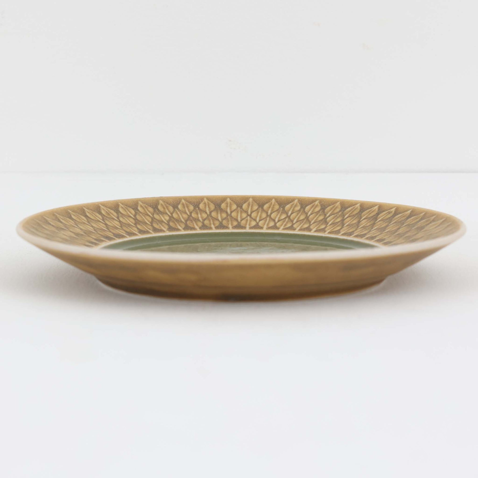 デンマークを代表するデザイナー、イェンス・H・クイストゴーによる「Relief（レリーフ）」シリーズのプレートです。一面に施されたレリーフ装飾が、自然の息吹を感じさせます。デンマークではスウェーデンやフィンランドの陶器メーカーと並んで今でも非常に人気のある商品となります。