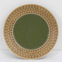 デンマークを代表するデザイナー、イェンス・H・クイストゴーによる「Relief（レリーフ）」シリーズのプレートです。一面に施されたレリーフ装飾が、自然の息吹を感じさせます。デンマークではスウェーデンやフィンランドの陶器メーカーと並んで今でも非常に人気のある商品となります。