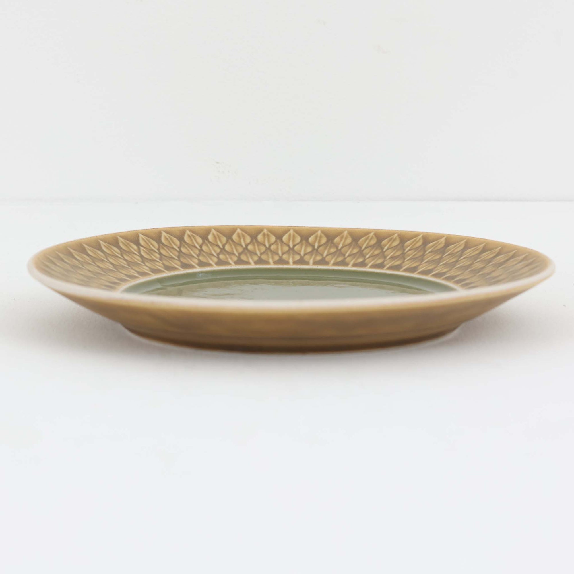 デンマークを代表するデザイナー、イェンス・H・クイストゴーによる「Relief（レリーフ）」シリーズのプレートです。一面に施されたレリーフ装飾が、自然の息吹を感じさせます。デンマークではスウェーデンやフィンランドの陶器メーカーと並んで今でも非常に人気のある商品となります。