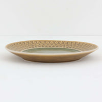 デンマークを代表するデザイナー、イェンス・H・クイストゴーによる「Relief（レリーフ）」シリーズのプレートです。一面に施されたレリーフ装飾が、自然の息吹を感じさせます。デンマークではスウェーデンやフィンランドの陶器メーカーと並んで今でも非常に人気のある商品となります。