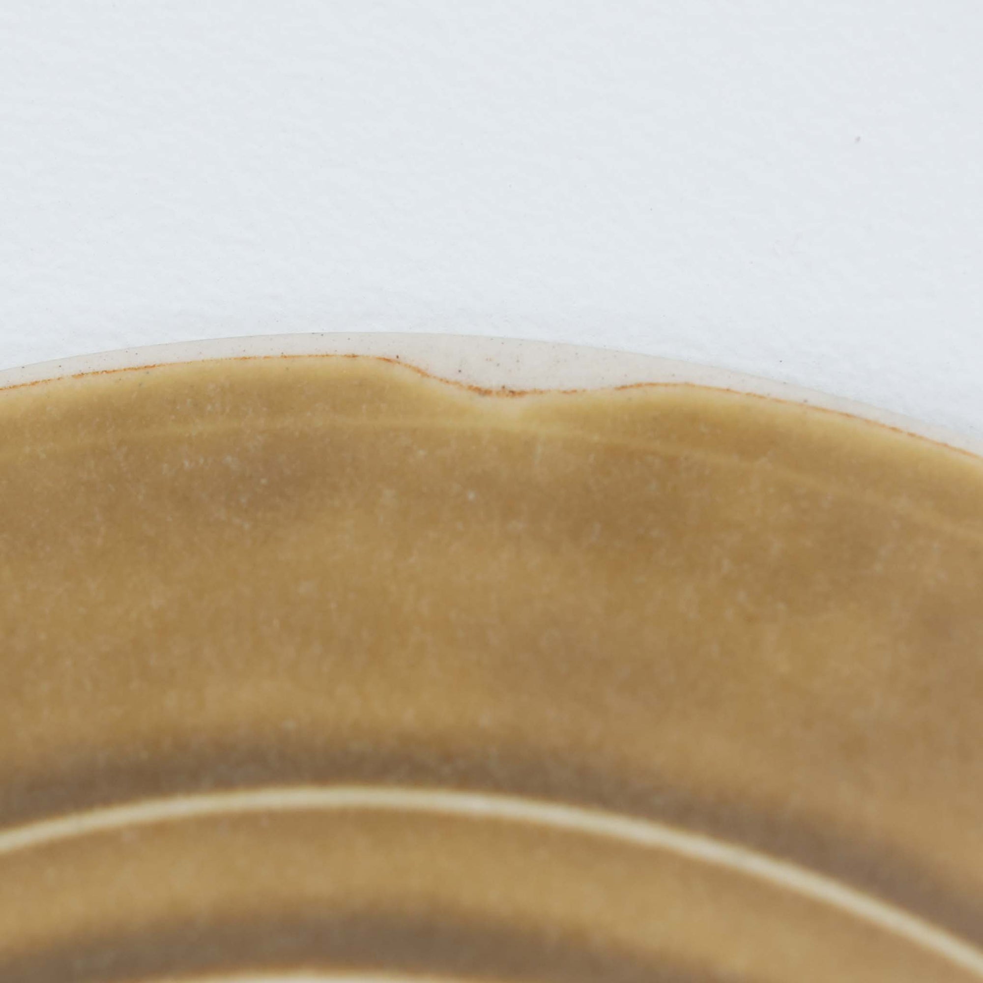 デンマークを代表するデザイナー、イェンス・H・クイストゴーによる「Relief（レリーフ）」シリーズのプレートです。一面に施されたレリーフ装飾が、自然の息吹を感じさせます。デンマークではスウェーデンやフィンランドの陶器メーカーと並んで今でも非常に人気のある商品となります。