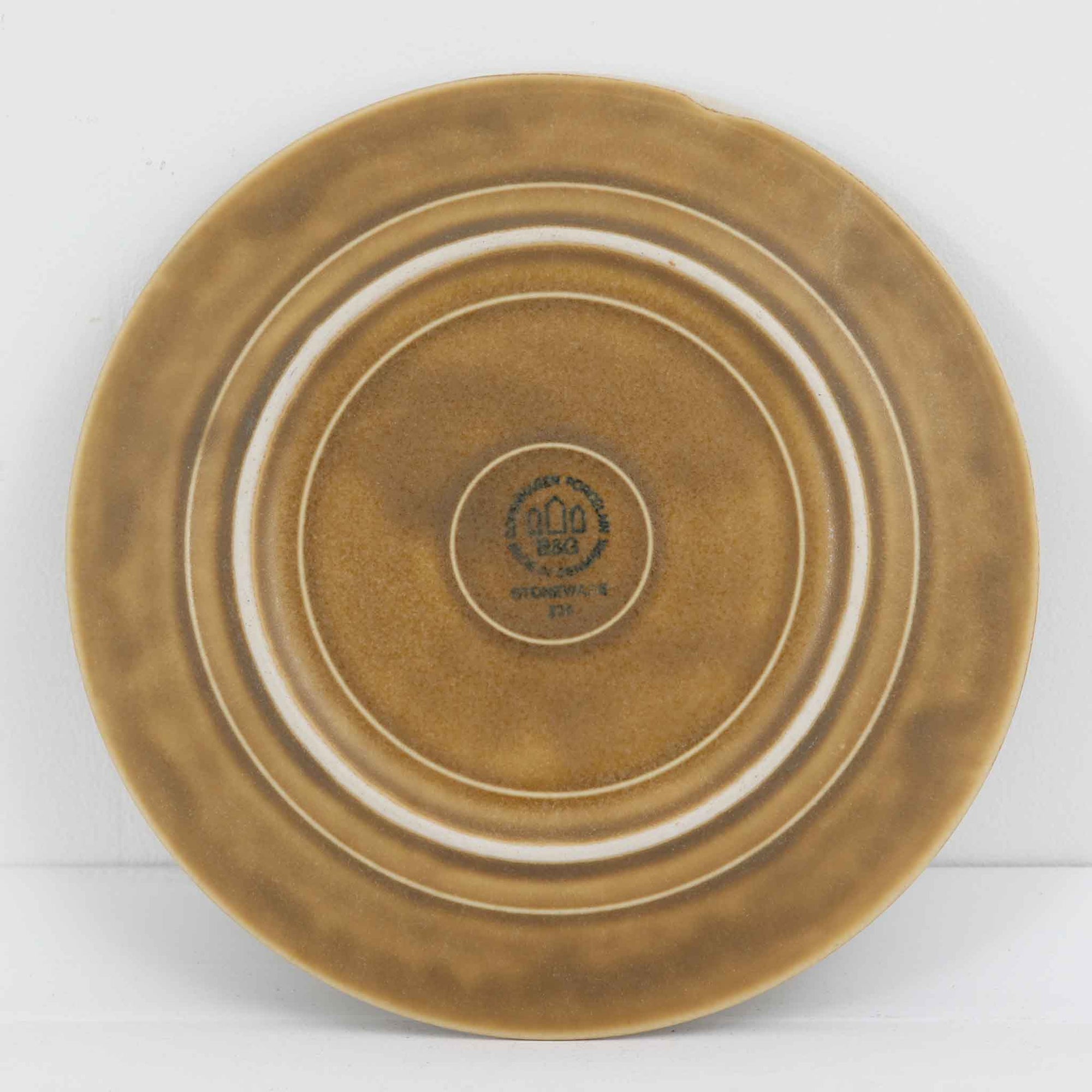 デンマークを代表するデザイナー、イェンス・H・クイストゴーによる「Relief（レリーフ）」シリーズのプレートです。一面に施されたレリーフ装飾が、自然の息吹を感じさせます。デンマークではスウェーデンやフィンランドの陶器メーカーと並んで今でも非常に人気のある商品となります。