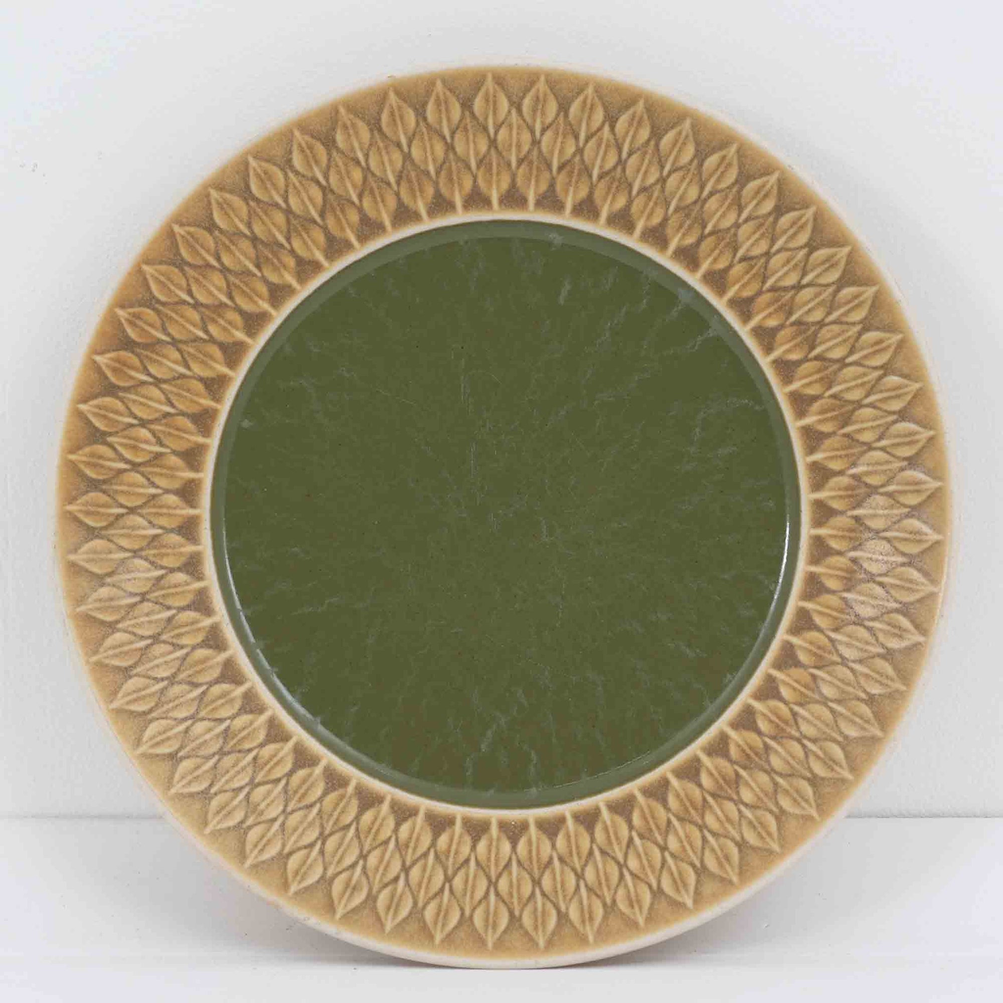 デンマークを代表するデザイナー、イェンス・H・クイストゴーによる「Relief（レリーフ）」シリーズのプレートです。一面に施されたレリーフ装飾が、自然の息吹を感じさせます。デンマークではスウェーデンやフィンランドの陶器メーカーと並んで今でも非常に人気のある商品となります。