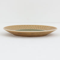 デンマークを代表するデザイナー、イェンス・H・クイストゴーによる「Relief（レリーフ）」シリーズのプレートです。一面に施されたレリーフ装飾が、自然の息吹を感じさせます。デンマークではスウェーデンやフィンランドの陶器メーカーと並んで今でも非常に人気のある商品となります。