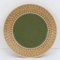 デンマークを代表するデザイナー、イェンス・H・クイストゴーによる「Relief（レリーフ）」シリーズのプレートです。一面に施されたレリーフ装飾が、自然の息吹を感じさせます。デンマークではスウェーデンやフィンランドの陶器メーカーと並んで今でも非常に人気のある商品となります。