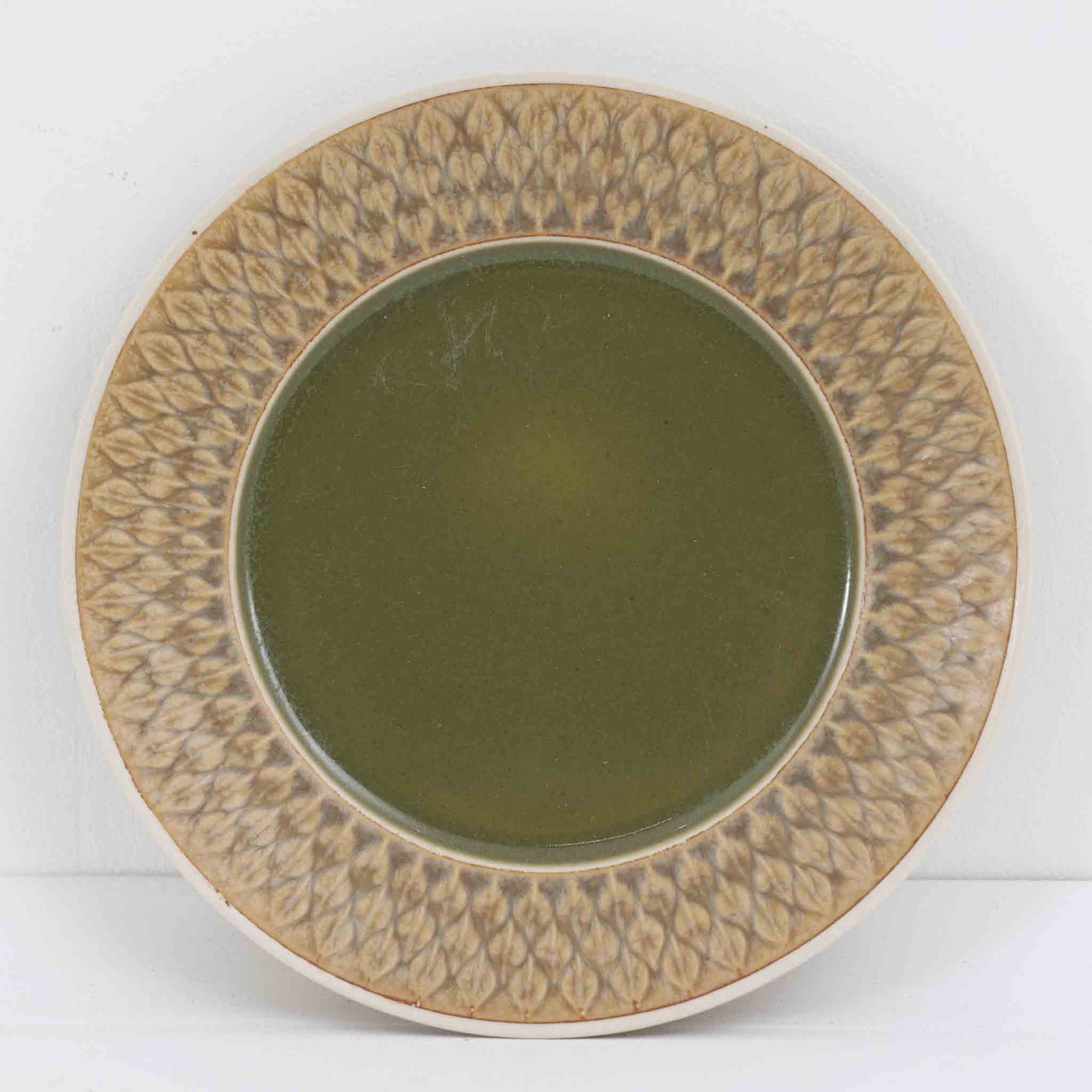 デンマークを代表するデザイナー、イェンス・H・クイストゴーによる「Relief（レリーフ）」シリーズのプレートです。一面に施されたレリーフ装飾が、自然の息吹を感じさせます。デンマークではスウェーデンやフィンランドの陶器メーカーと並んで今でも非常に人気のある商品となります。