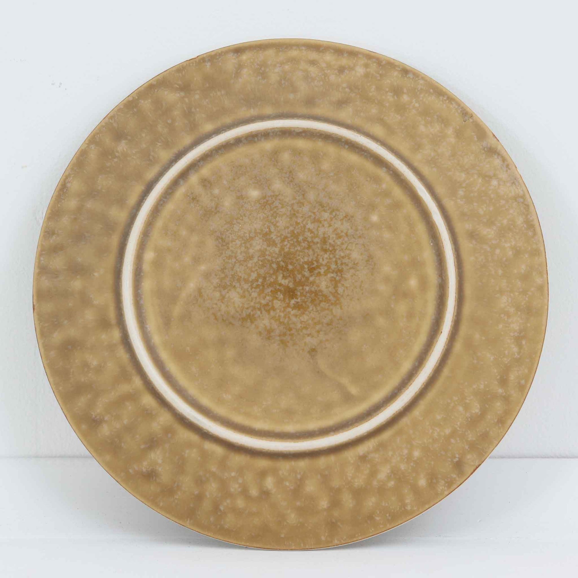 デンマークを代表するデザイナー、イェンス・H・クイストゴーによる「Relief（レリーフ）」シリーズのプレートです。一面に施されたレリーフ装飾が、自然の息吹を感じさせます。デンマークではスウェーデンやフィンランドの陶器メーカーと並んで今でも非常に人気のある商品となります。