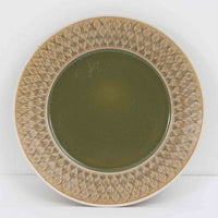 デンマークを代表するデザイナー、イェンス・H・クイストゴーによる「Relief（レリーフ）」シリーズのプレートです。一面に施されたレリーフ装飾が、自然の息吹を感じさせます。デンマークではスウェーデンやフィンランドの陶器メーカーと並んで今でも非常に人気のある商品となります。