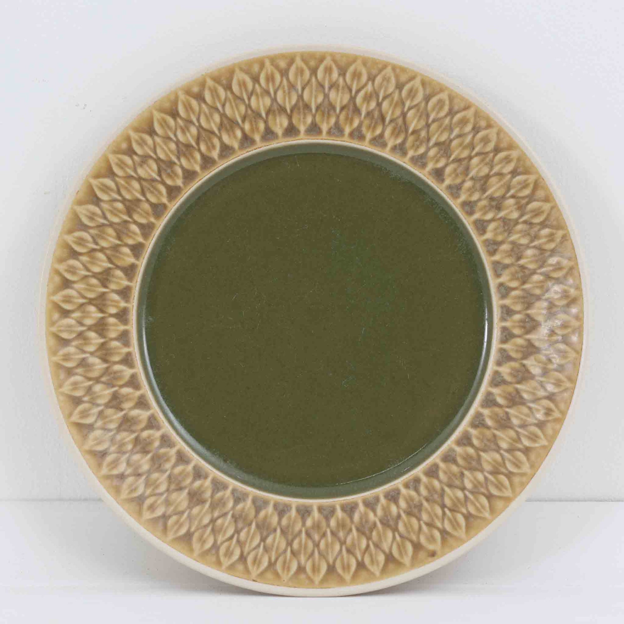 デンマークを代表するデザイナー、イェンス・H・クイストゴーによる「Relief（レリーフ）」シリーズのプレートです。一面に施されたレリーフ装飾が、自然の息吹を感じさせます。デンマークではスウェーデンやフィンランドの陶器メーカーと並んで今でも非常に人気のある商品となります。